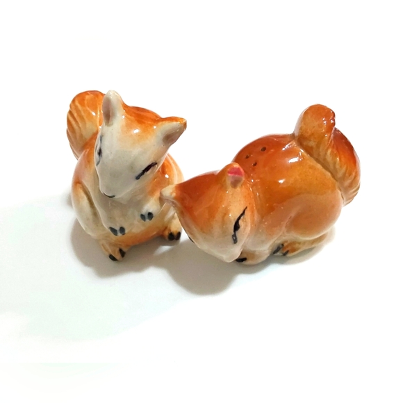 NUT HUGGERS - Vintage Squirrel Pair Salt & Pepper Shakers (No Plugs) - Picture 5 of 7